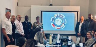 Trahanda hunto como ekipo: War room a cuminsa: un solo frente den reino