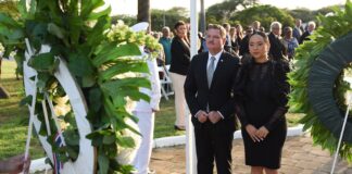 Premier Mike Eman durante conmemoracion di Dodenherdenking “No ta arma ta protehe nos, sino e virtudnan cu nos ta comparti”