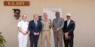 Orguyoso di a inicia Formacion Social: Prome Minister y Minister di Husticia a bishita Comandante di Marina Real na Savaneta