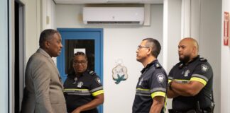 Minister di Husticia Arthur Dowers ta cuestiona deterioro den departamentonan di Gobierno