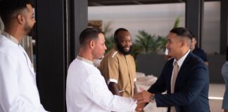 Minister Wendrick Cicilia contento cu trahadonan di pariba di brug ta haya oportunidad laboral na Secrets Baby Beach