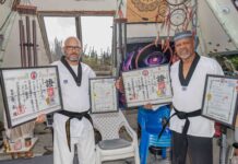Grand Master Chaco Cornelio y Grand Master Melvin Rasmijn a ricibi nan respectivo Certificadonan di Dan