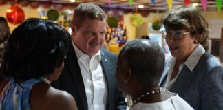 Premier Eman di bishita na San Nicolas: Pensionado contento cu nan 250 florin