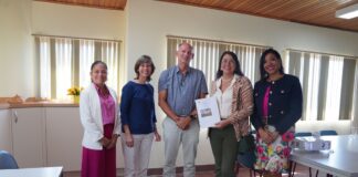 Minister Mervin Wyatt-Ras a haci bishita di Servicio Veterinario