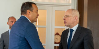 Minister Geoffrey Wever: Reunion cu Presidente di Eerste y Tweede Kamer di Hulanda tocante revitalisacion di Oranjestad