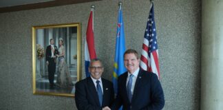 Minister President Eman y Minister Wever y Merca ta firma MoU pa establece un Diplomatic Post Office na Aruba