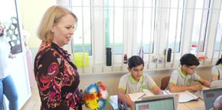 Parlamentario Evelyn Wever-Croes ta coregi Minister Gerlien Croes riba su insinuacionnan haci den medionan social riba fundacion FUTURA