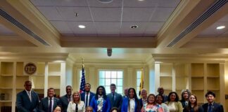 Legado di Gabinete Mike Eman II keto bay ta bibo durante bishita di parlamento na Washington