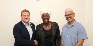 Prome Minister Mike Eman ta fortalece laso den Reino durante bishita oficial na Corsou