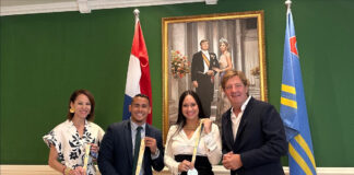 Minister Gerlien Croes, Minister Wendrick Cicilia y Ronella Croes, CEO di Aruba Tourism Authority (ATA), a ricibi e prome “finisher” medaya di KLM Aruba Marathon 2025