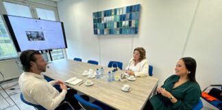 Minister Gerlien Croes realisando encuentronan exitoso un tras di otro na Hulanda