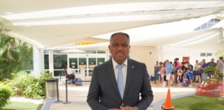Minister di Husticia Arthur Dowers a inspecciona facilidadnan di Inmigracion na Aeropuerto Reina Beatrix