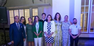 Bestuurskantoor cu luz blauw den solidaridad cu refugiadonan riba Dia Mundial di Refugiado 2025