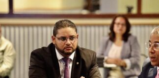 Parlamentario John Hart (AVP): “E pueblo di Aruba merece claridad – nos tin cu investiga loke no ta cla”
