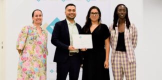 A gradua di Universidad di Aruba, Michael Oduber.