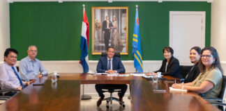 Minister Geoffrey Wever satisfecho y orguyoso cu e trabow haci door di Huurcommissie