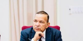 Parlamentario Endy Croes (MEP): Mike Eman NO kier tuma un decision: Mike de Meza awor lo wordo poni riba altar pa Gobernador!