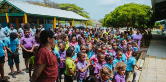 Minister Gerlien Croes ta continua su bishita na scolnan den San Nicolas
