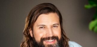 Minister Gerlien Croes ta felicita Jo Henriquez, Arubiano cu ta lanta bandera di Aruba cu un Emmy na su man: Productor Arubiano ta briya na Hollywood cu peliculanan premia mundialmente