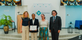 A gradua di Universidad di Aruba, Indra Indira Zaandam.