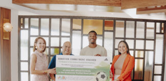 Invita pa A.T.A.: Talento internacional di futbol na Aruba pa regenera energia riba suela local: Denzel Dumfries ta haci donacion di bala di futbol profesional na AVB