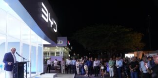Prome Minister Eman a corta cinta pa duna apertura na agencia oficial di autonan BYD na Aruba