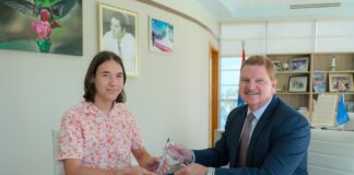 Prome Minister ta ricibi e miho graduado di Colegio VWO, Winston de Greef, na Centro di Gobernacion