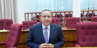 Parlamentario Endy Croes: Mike Eman a papia den nomber di Gerlien Croes: Gerlien Croes a sinta 5 ora den Parlamento sin hiba palabra riba Rijkswet