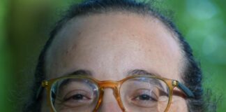 Illay Leon a gradua como Bachelor den Organization, Governance and Management (OGM)