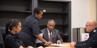 Minister di Husticia Arthur Dowers a haci bishita na Departamento di Inmigracion