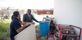 Minister Dowers a haci bishita di sorpresa na Kazerne di Brandweer na Aeropuerto