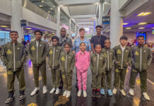 Secretaria General di COA Srta. Nicole Hoevertsz a topa cu atletanan di Taekwondo Team Aruba na Aeropuerto di Miami