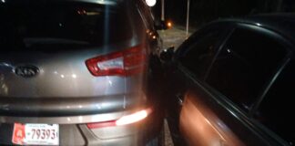 Auto na man robes a bay bira pa drenta parkinglot y un auto ta pas’e na man drechi