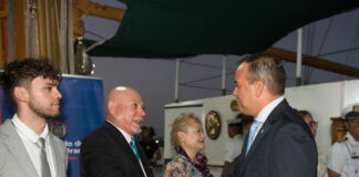 Minister Geoffrey Wever ta subraya cooperacion economico durante bishita di Buque Escuela ARC Gloria na Aruba