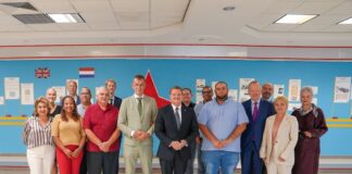 Secretario di Estado Eddie van Marum ta otorga un beschikking na Prome Minister Mike Eman pa proyectonan