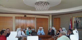 Prome Minister Mike Eman a logra acuerdo pa por traspasa casnan di FCCA