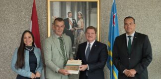 Prome Minister Mike Eman a entrega Secretario di Estado di Relacionnan di Reino Eddie van Marum un buki arkeologico unico tocante Tanki Flip