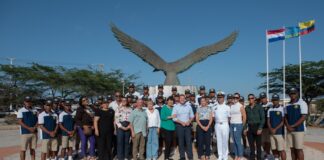 Prome Minister Mike Eman y Cadetnan di Buque ARC Gloria a planta 12 Mata na Plaza del Cóndor