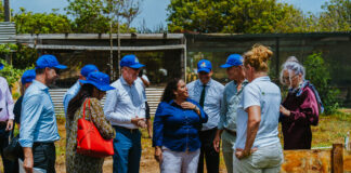 Minister Geoffrey Wever a ricibi Staatssecretaris Sr. E. van Marum na Santa Rosa pa mustra su vision pa innovacion den sector primario cu Agri-Innivation Park