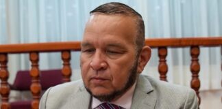 Parlamentario Endy Croes: Gabinete Eman Croes a bende Aruba: Mike Eman, Gerlien Croes y Geoffrey Wever a entrega autonomia di Aruba manera 3 ladron di anochi na Hulanda