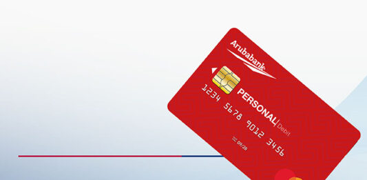 Aruba Bank ta cuminsa distribucion di su tarheta personal nobo di debito Mastercard