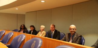 Tin compresion p’e necesidad pa un fondo di inversion: Prome Minister Mike Eman presente na Tweede Kamer