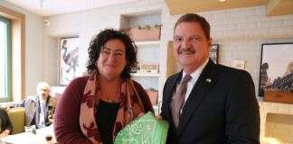 Na Hulanda portanan ta keda habri pa Prome Minister Mike Eman