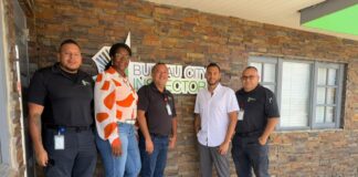 Parlamentarionan Dennerich Kelly y Otami Thomasia ta bishita Bureau City Inspector y cancha di Unistars na Pos Chikito