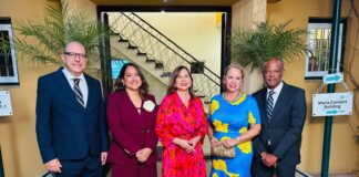 Evelyn Wever-Croes ta felicita Sue-Ann Lee cu su nombramento como rector nobo di Universidad di Aruba