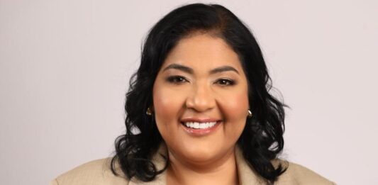 Parlamentario Xiomara Maduro: âAruba tin placa pa inversion; loke ta falta ta capacidad pa ehecutaâ. Parlamentario Xiomara Maduro ta rechasa e intento di Minister Gerlien Croes di Relacion di Reino pa presenta HOFA como un condicion necesario pa Aruba por haya placa pa inversion