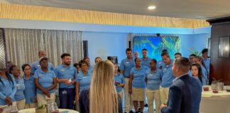 Minister di Turismo ta celebra Bucuti & Tara Beach Resort como ehempel mundial di hospitalidad pa Dia di Turismo y siman Internacional di Housekeeping