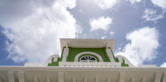 Prome Minister Mike Eman y Minister Geoffrey Wever a bishita proyecto di renovacion di Cas Veneranda