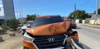 Chauffeur di un Hyundai Creta no a regula su velocidad ni mantene distancia a bay dal tras di un un Honda CR-V