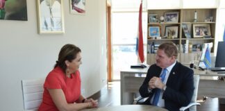 Dr. Bahia Tahzib-Lie ta bishita Prome Minister Mike Eman: dialogo riba cooperacion internacional y vision sostenibel pa Aruba